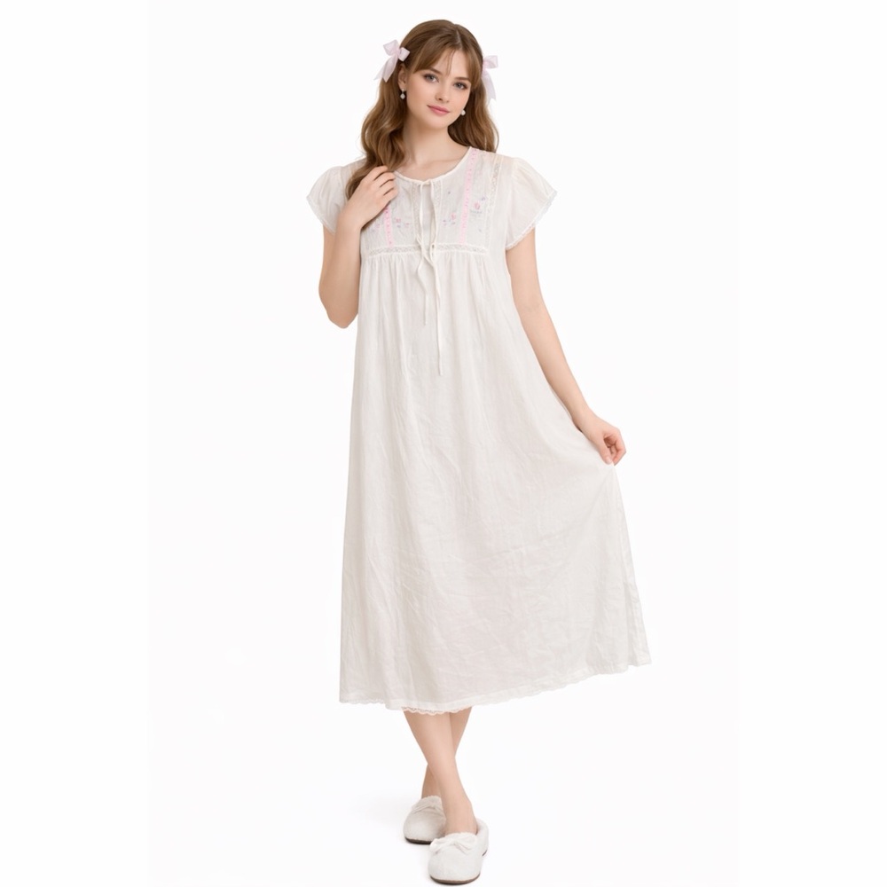 Barbizon x Vintage 70s Lightweight Floral Embroidered Nightgown